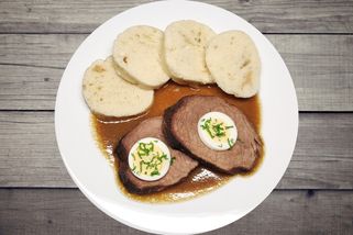 Neskutečná dobrota: Štěpánská hovězí pečeně | Vaříme s Mozkem