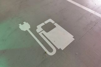 Auta se spalovacími motory musí do roku 2035 skončit, vyzývají k tomu už i samotné automobilky - EnergoZrouti.cz