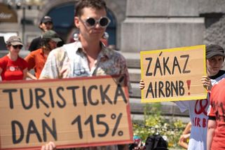 FOTO: V Praze se protestovalo proti Airbnb a turismu - Novinky