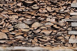 Před deštěm chrání palivové dřevo nejlépe skandinávský „vedbod“. Má přitom lepší větrání než dřevník