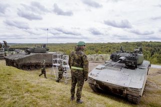 Zpackané armádní zakázky za 80 miliard. Lobbing a korupce, či neschopnost a nezájem? — HlídacíPes.org