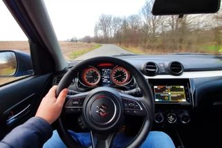 Řidič dělá jeden přestupek za druhým a ještě k tomu navádí ostatní. Policie je na něj krátká