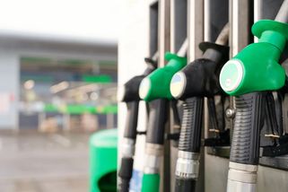 Zapomeňte na elektro. Nový „čistý benzín“ bez ropy může zachránit klasické motory před zánikem - MotorGuru.cz