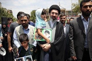 Nový íránský vůdce Modžtaba Chameneí proklíná Západ. Svou impotenci ale léčil tajně v Londýně - Médium.cz