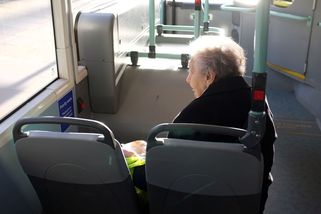 Seniory na vesnicích trápí doprava. Autobusů jezdí málo a udržet si řidičák je těžší - Novinky