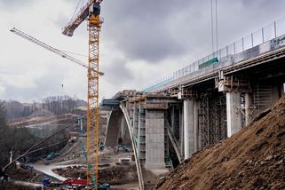 FOTO: Místo dálnice díra. Z „Hitlerova mostu“ na D1 zbyl jen oblouk - Novinky