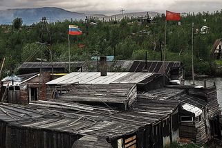 O „Novém Rusku“, jehož symboly jsou i nadále láhev vodky, automat kalašnikov a pokálená latrína - Médium.cz