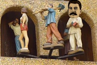 Bizarní stalinistický orloj v Olomouci. Kdo všechno tam defiluje? | Vetřelci a plameňáci