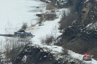 V lomu na Berounsku našli mrtvého člověka, zůstal viset na stromě pod skálou - Novinky