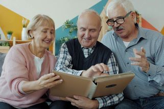 Proč čeští senioři sedí na statisících a bojí se žít - Médium.cz