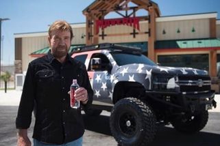 Chuck Norris slaví 85 let: Největší drsňák Hollywoodu má v garáži auta stejně drsná jako on sám. Skoro - Garáž.cz