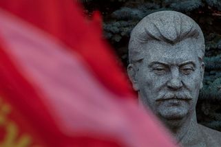Stalinova busta u Moskvy přišla o hlavu. Ruská policie pátrá po pachateli s perlíkem - Novinky