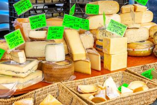 Koupila jsem na trhu „domácí“ sýr. A doma zjistila, že je od velkovýrobce - Médium.cz