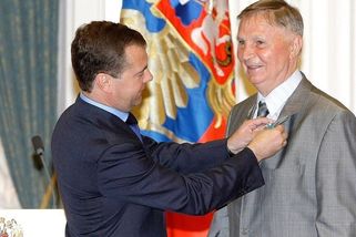 Viktor Tichonov byl produkt sovětského systému. Vyznával tvrdé metody. Do hokeje vnesl totální dril - Médium.cz