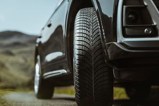 Test celoročních pneumatik 225/45 R17: Rozdíly jsou až hrozivé, kvalitní obutí vás přitom cenově nezruinuje - Garáž.cz