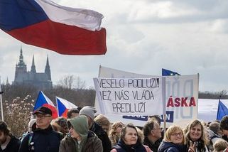 Češi nechtějí být jako Maďaři. Demonstrace na Letné si všimla zahraniční média