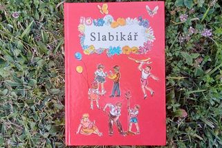Před 50 lety vyšel naposledy legendární červený slabikář. Prvňáčci z něj četli od roku 1954 - Médium.cz