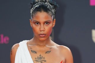 Tokischa na hudebních cenách vytáhla z luxusních šatů ňadro. Ozdobila si ho dýkou