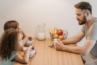 Jak zvýšit porodnost? Muži musí začít držet krok - Médium.cz