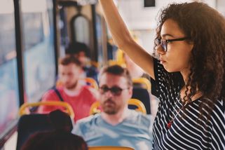 Očima padesátky: Co si myslím o zírání v tramvaji - Proženy.cz