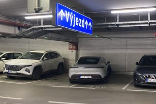 Prase z Prahy drze parkuje luxusní Porsche přes 2 místa. Blokuje ostatní – zaslouží si lekci? Co si myslíte o této fotografii?