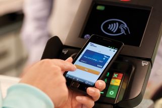 Komerční banka spustila virtuální kartu Visa. Jak si stojí vůči konkurenci?