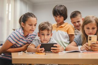 Macron není jediný. Tlak na zákaz sociálních sítí dětem v EU sílí - Seznam Zprávy