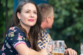 Žižkovský bar i spřátelená televize. Kdo je „Gabana“, která uklízí po Turkovi - Seznam Zprávy