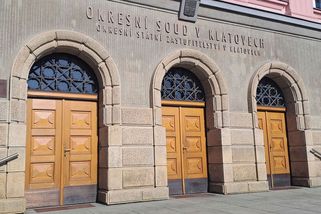 Manželku načapal s milencem v karavanu na Klatovsku. Následnou melu řešil soud - Novinky