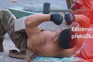 Bizarní přehlídka vojenských zákroků v KLDR. Vojáci rozbíjejí hlavou cihly a mlátí se palicemi | Zajímavá videa