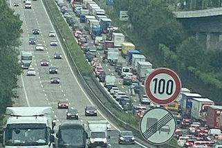 Neviditelná past v dálnici. Od roku 2026 vás asfalt zváží za jízdy. Pokuta 11 000 Kč přijde bleskově