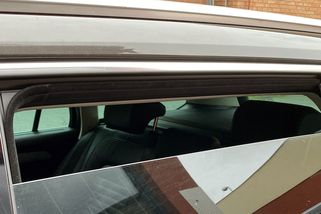 Není to nelegální, ale řídit s tím v letošní zimě je lidská hloupost. Bohužel tak jezdí čím dál více řidičů