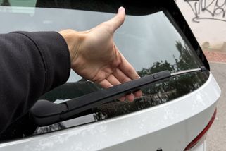 Vrzání a šmouhy na skle? Stěrače nevyhazujte. Stačí do nich zakrojit nožíkem a za 3 minuty stírají jako nové