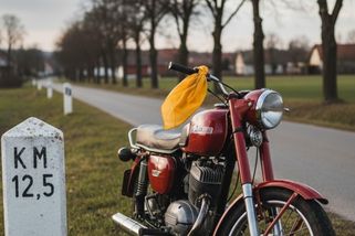 Víte, co znamená žlutý „šátek“ na řídítkách motorky? Jde o naprosto zásadní signál ostatním řidičům