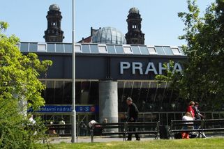 Nepřátelská architektura místo pomoci v nouzi. Organizace kritizují výměnu laviček u nádraží v Praze - Médium.cz