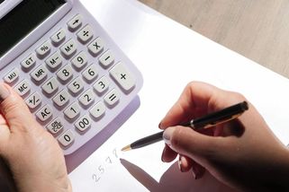 Můj důchod vs. minimální mzda: Proč stát trestá ty, kteří celý život pracovali? - Médium.cz