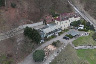 Praze se nedaří vystrnadit nájemce restaurace u zastávky lanovky Nebozízek. Posílá na něj policii