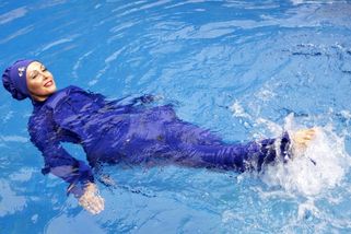 V burkinách do bazénu nemůžete! Ženu odmítli pustit do pražského wellness