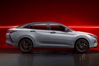 Nejobávanější konkurence Škody Octavia přijíždí: Za 500 tisíc nabízí svatý motor, neotřelý design a servis po celé ČR. Máme foto i video