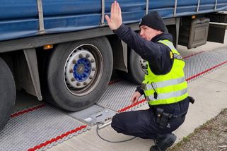 Rekordně přetížený náklaďák a rozbitá váha: Ukrajinský kamion vážil 135 tun