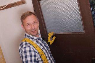 Stává se, že špatně zavírají dveře? Možná jsou u futer svěšené panty