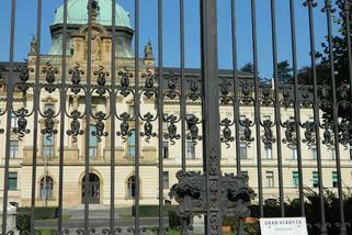 Na Úřadu vlády má vzniknout 74 nových míst - Novinky