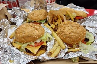 Ochutnali jsme burgery Five Guys v Praze! Za 1 655 Kč dostanete tohle menu a dva shaky, na dietu zapomeňte, ale je to boží