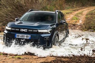 Dacia postavila čtyřkolku, která dnes nemá obdoby: Na papíře vás vyděsí, terén ale miluje - Garáž.cz