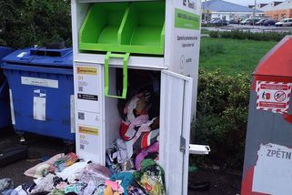 V kontejneru na textil v Přelouči našli zaklíněného mrtvého muže - Novinky