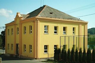 Do prvňáka narazilo po cestě z jídelny auto. Škola na Domažlicku nezavolala záchranku ani policii - Novinky