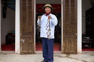 Už 34 let si nestříhá nehty. Jejich délka přesahuje výšku dospělé žirafy - Novinky