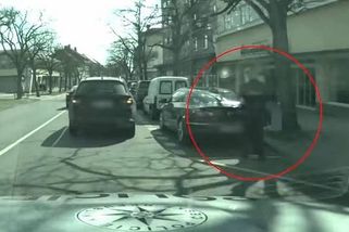 Kriminálka v centru Hodonína zadržela kurýra podvodníků. Video ze zásahu