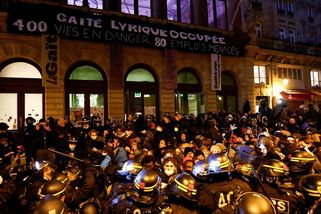 Slzný plyn, obušky. Policie vyklidila v centru Paříže divadlo obsazené migranty - Novinky