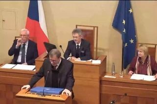 Abyste si mohl číst v ČT. Töpfer věnoval Macinkovi v Senátu výtisk Rudého práva - Novinky